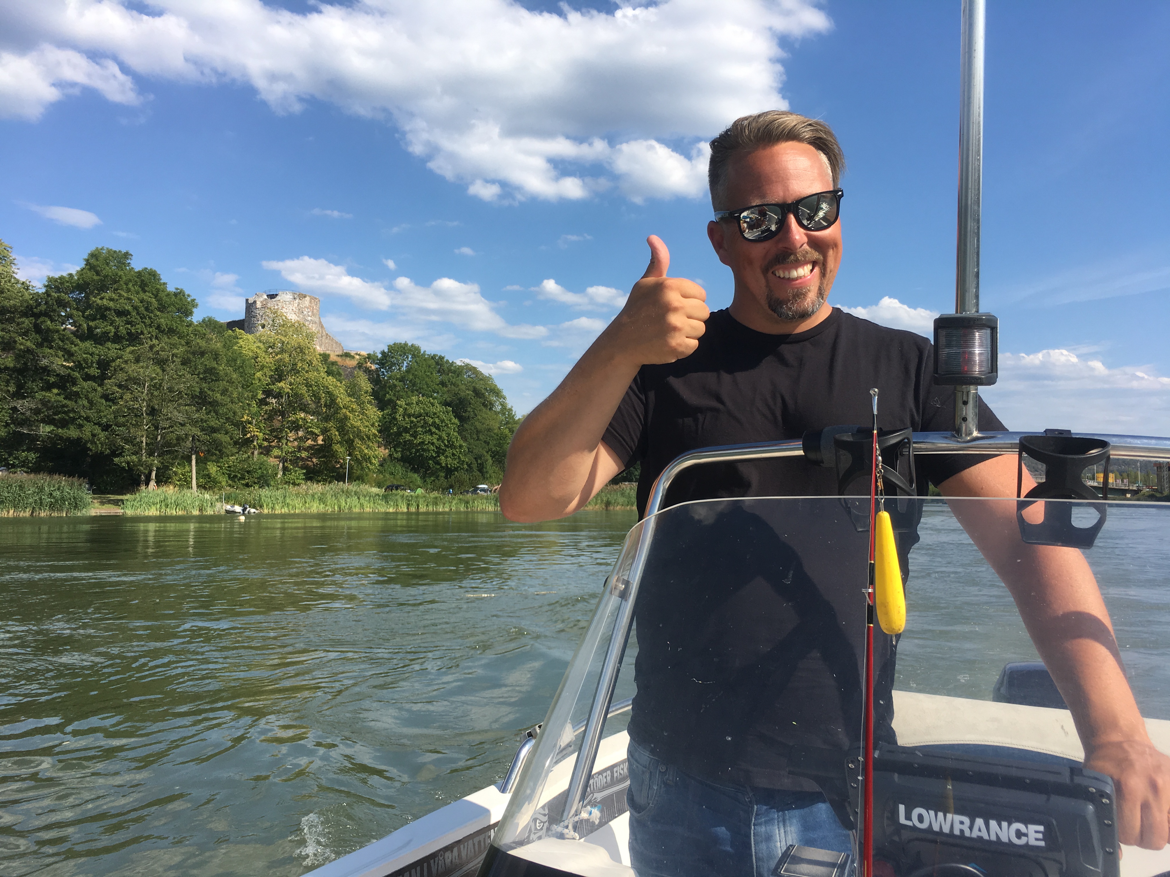 Glad Linus kör motorbåt